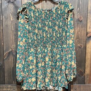 Torrid Smocked Floral Blouse 2 2X Green Long Sleeves Ruffle Shoulders Boho Flowy